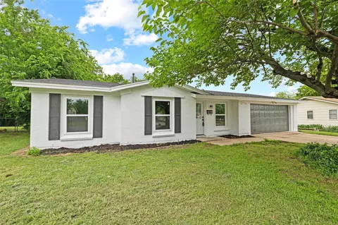 840 Belaire Dr, Burleson, TX 76028