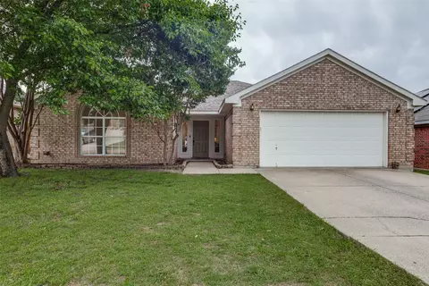 3804 Periwinkle Dr, Fort Worth, TX 76137