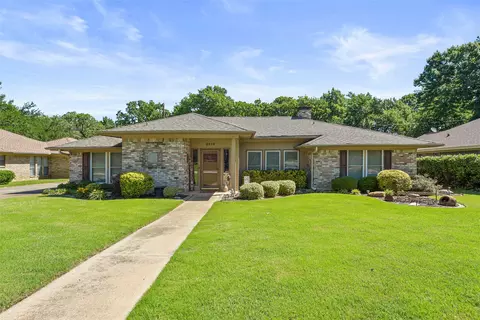 2816 N Creekwood Dr, Grapevine, TX 76051