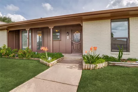 2800 Peachtree Ln, Pantego, TX 76013
