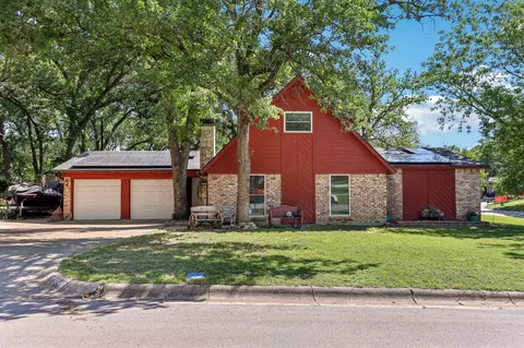 1049 Ferndale Ave, Azle, TX 76020