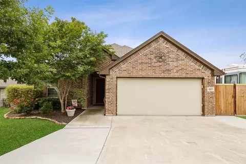 317 Red Dr, Aledo, TX 76008