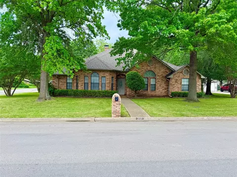 2103 Pecan St, Bonham, TX 75418
