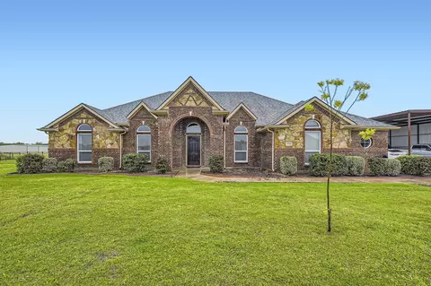7110 Millcreek Ct, Sanger, TX 76266