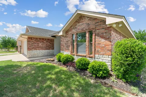 502 Sweetwater Dr, Weatherford, TX 76085