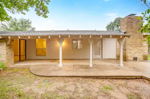 721 Spring Forest Dr, Bedford, TX 76021