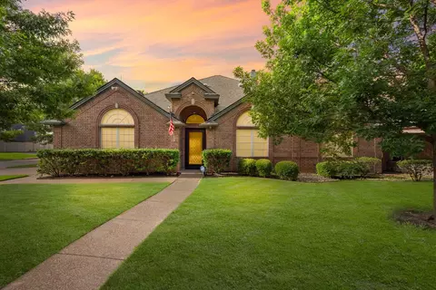 1617 Oak Creek Dr, Hurst, TX 76054