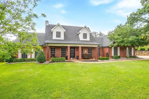 620 Charles Ct, Burleson, TX 76028