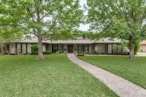 6854 Shorecrest Ct, Fort Worth, TX 76132