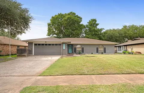 9816 Westpark Dr, Benbrook, TX 76126