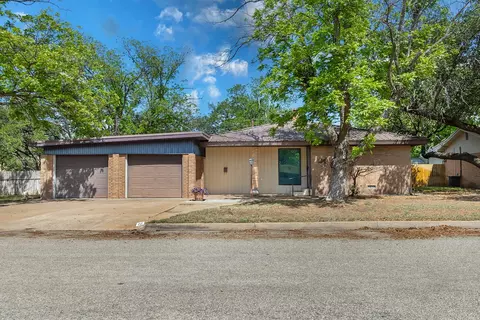 2009 S China St, Brady, TX 76825