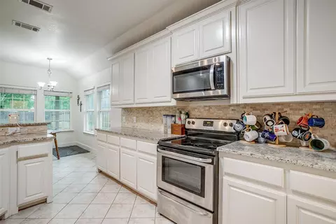 Kitchen - 228 Lovers Path Dr, Springtown, TX 76082 photo 4 of 5