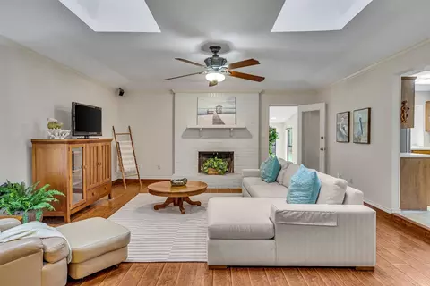 6824 Greenacres Dr, North Richland Hills, TX 76182