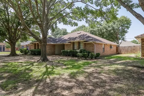 901 Willow Creek Dr, Mansfield, TX 76063