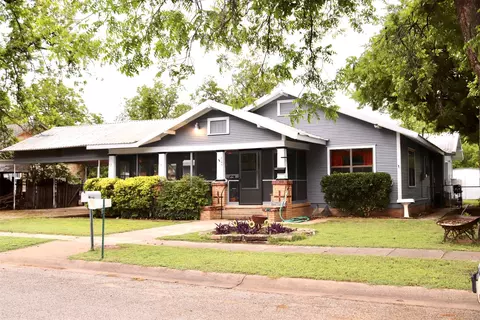 605 W Lamar St, Winters, TX 79567