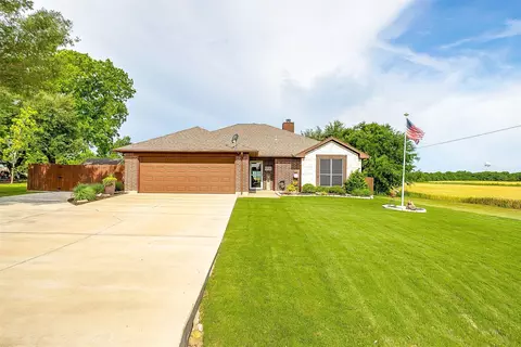 400 S Louisiana St, Grandview, TX 76050