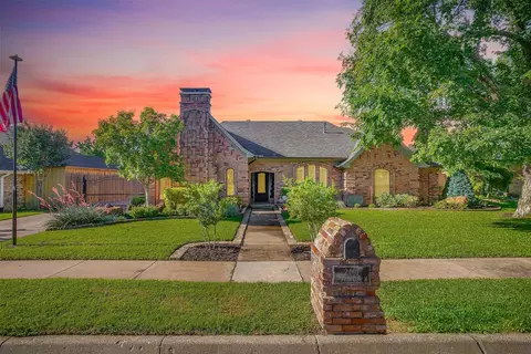2461 Stonegate Dr N, Bedford, TX 76021