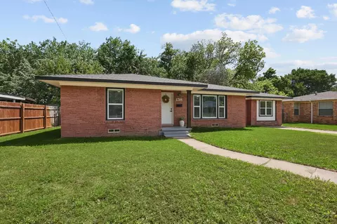 1718 Heather Rd, Gainesville, TX 76240