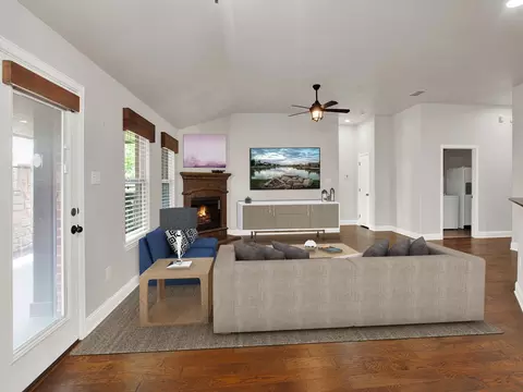 Living - 117 Tower Cir, Terrell, TX 75160 photo 5 of 5