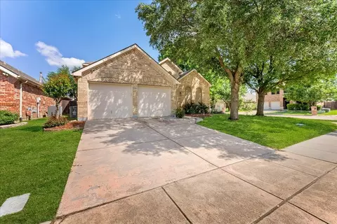 2652 Waterway Dr, Grand Prairie, TX 75054