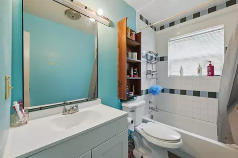 Bath - 1205 Crane Dr, Euless, TX 76039 photo 1 of 2