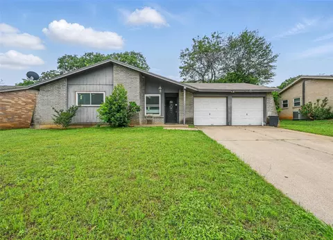 1205 Crane Dr, Euless, TX 76039