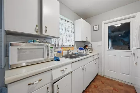 Kitchen - 1205 Crane Dr, Euless, TX 76039 photo 2 of 2