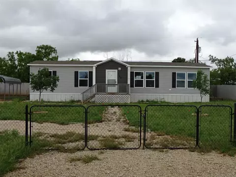 1123 Market St, Tye, TX 79563