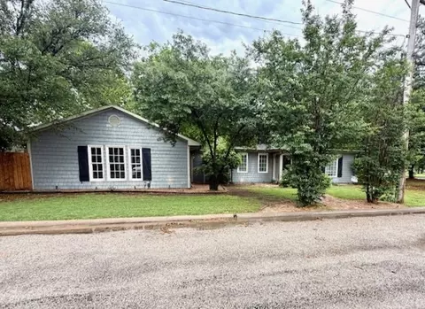 202 N Sanders St, Winters, TX 79567