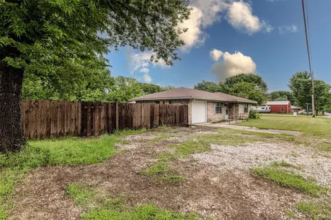Exterior - 204 E 2nd St, Quinlan, TX 75474 photo 4 of 6