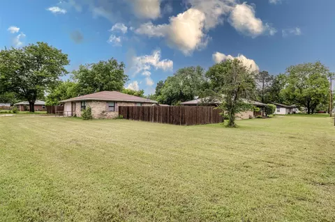 Exterior - 204 E 2nd St, Quinlan, TX 75474 photo 3 of 6