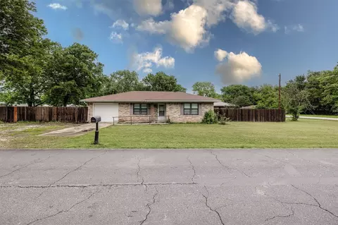 Exterior - 204 E 2nd St, Quinlan, TX 75474 photo 2 of 6