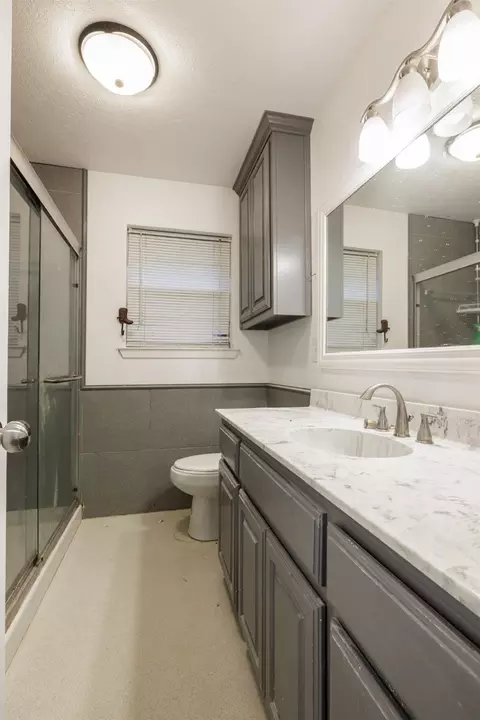 Bath - 204 E 2nd St, Quinlan, TX 75474 photo 1 of 1