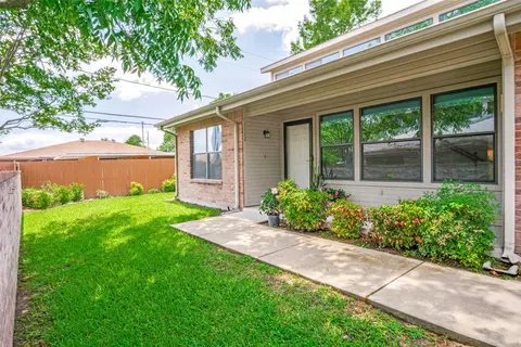 1112 Forest Creek St, Benbrook, TX 76126