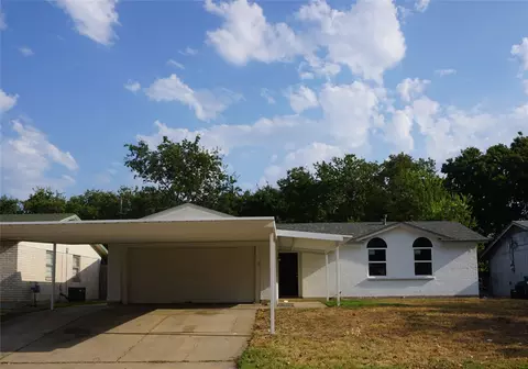 1645 Americana Blvd, Blue Mound, TX 76131