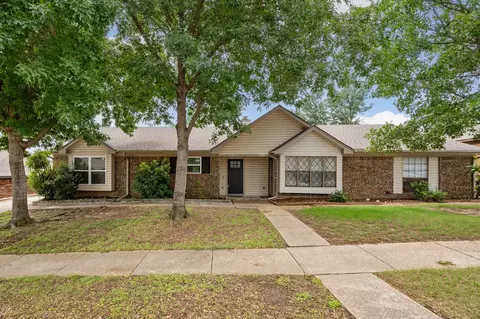 2416 Shady Turf Dr, Bedford, TX 76022