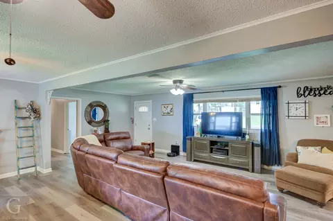 Living - 1102 Rathbun St, Minden, LA 71055 photo 3 of 4