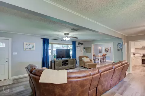 Living - 1102 Rathbun St, Minden, LA 71055 photo 2 of 4