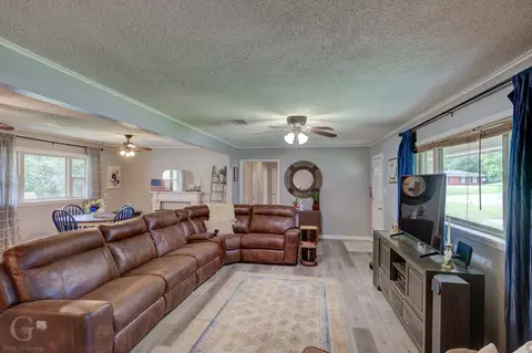 Living - 1102 Rathbun St, Minden, LA 71055 photo 1 of 4