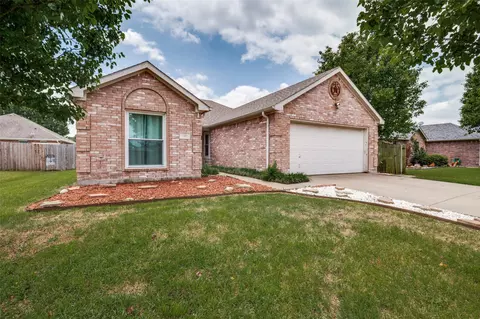 110 Commonwealth Cir, Waxahachie, TX 75165