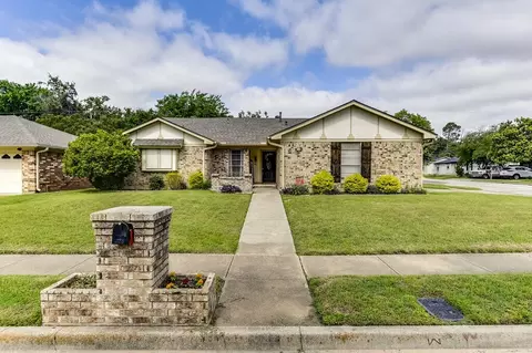 941 Columbus Ct, Bedford, TX 76022