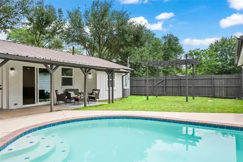 1303 Johns Dr, Euless, TX 76039 photo 3