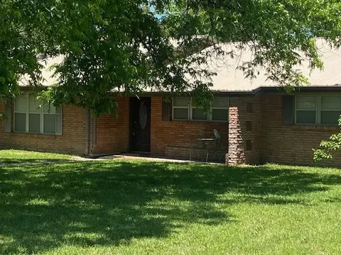 117 E Cypress St, Cross Plains, TX 76443