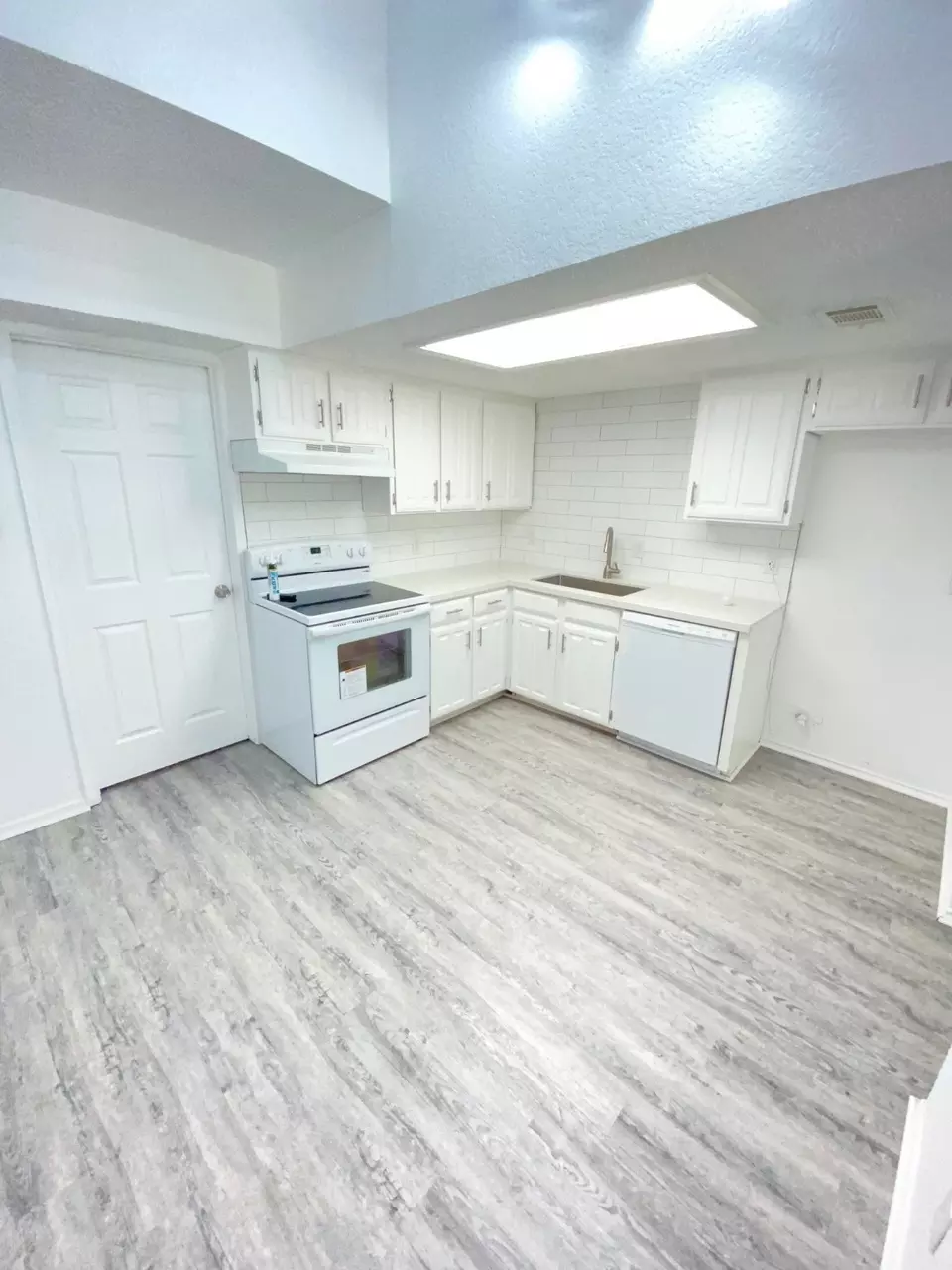 Kitchen - 311 Kings Way Dr, Mansfield, TX 76063 photo 4 of 4