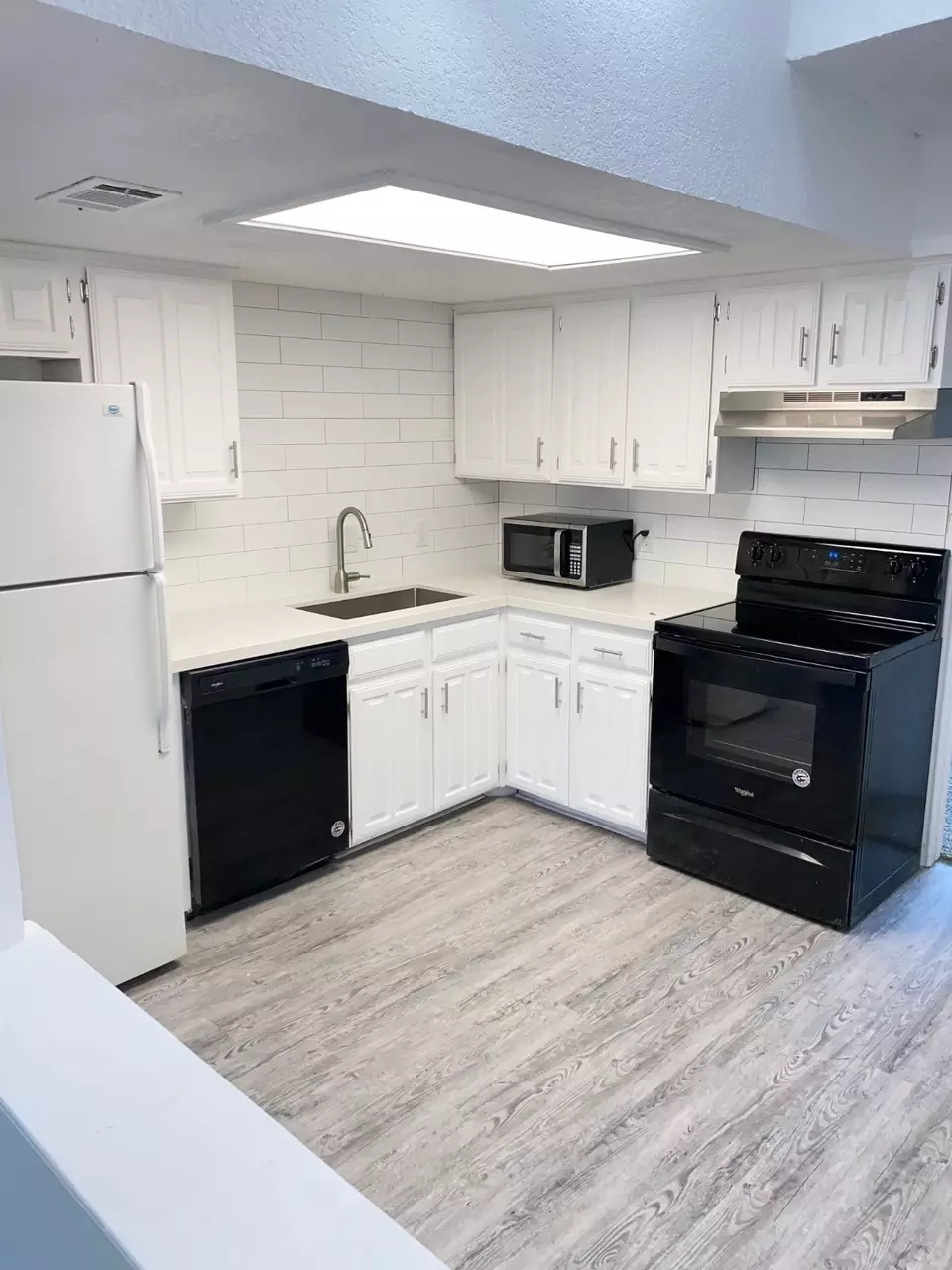 Kitchen - 311 Kings Way Dr, Mansfield, TX 76063 photo 3 of 4