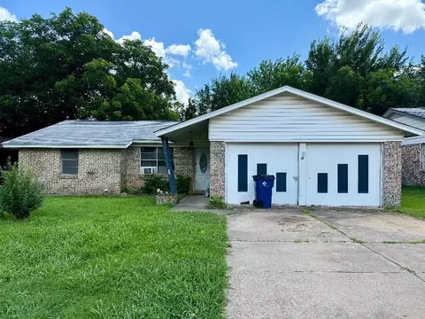549 NW Renfro St, Burleson, TX 76028