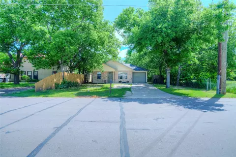 Exterior - 806 Chase Ave, Cleburne, TX 76031 photo 8 of 8