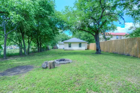 Exterior - 806 Chase Ave, Cleburne, TX 76031 photo 4 of 8