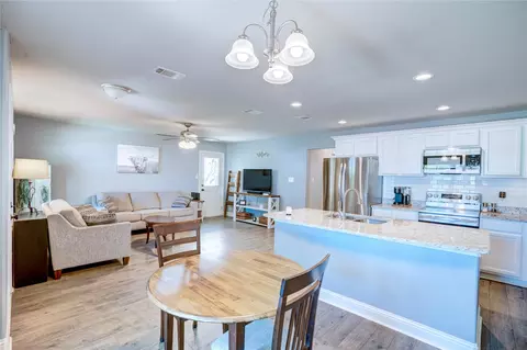 806 Chase Ave, Cleburne, TX 76031