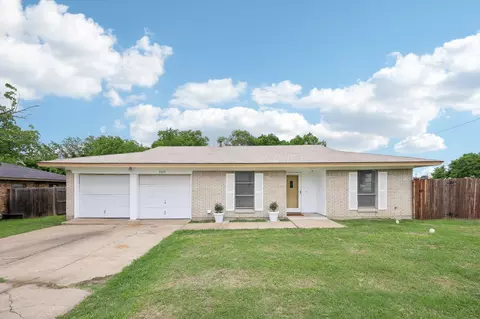 2115 Southridge Dr, Arlington, TX 76010